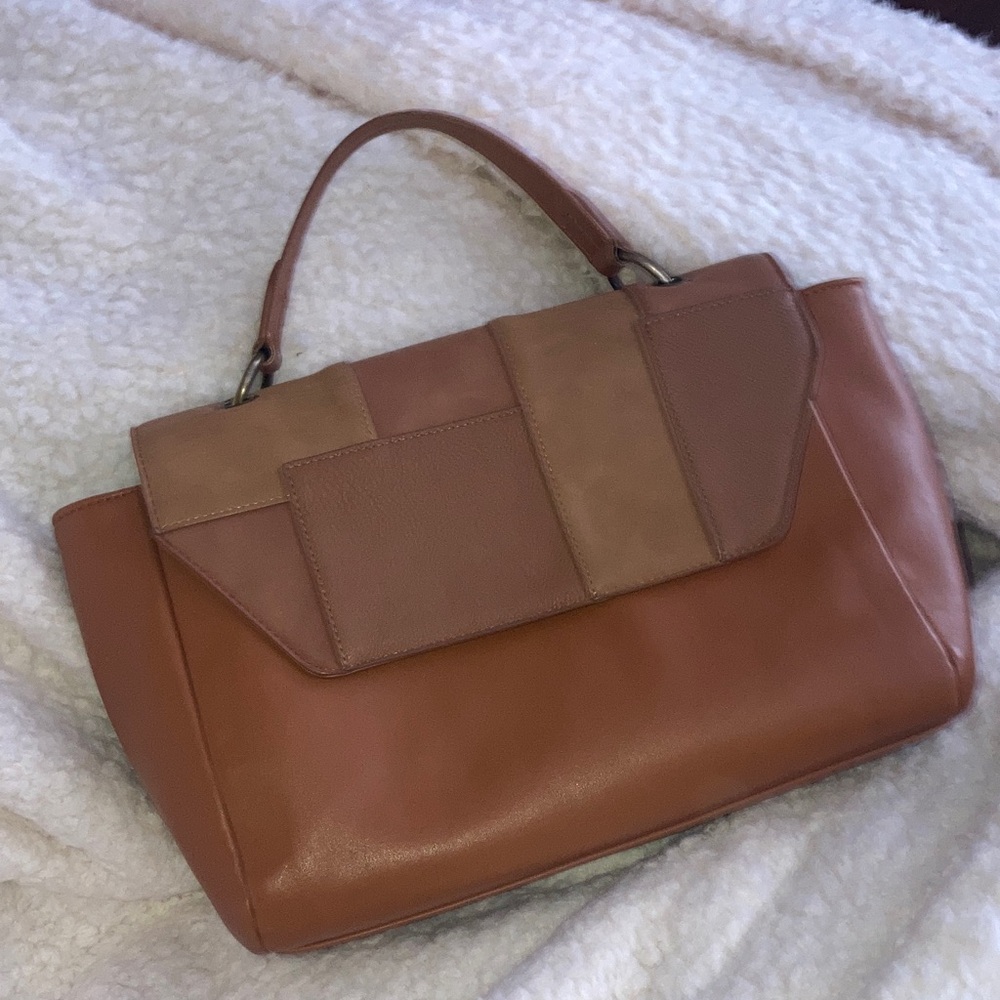 🤎🤎🤎🤎Universal thread Elegant Tan Leather Handbag
NWOT - Picture 1 of 7